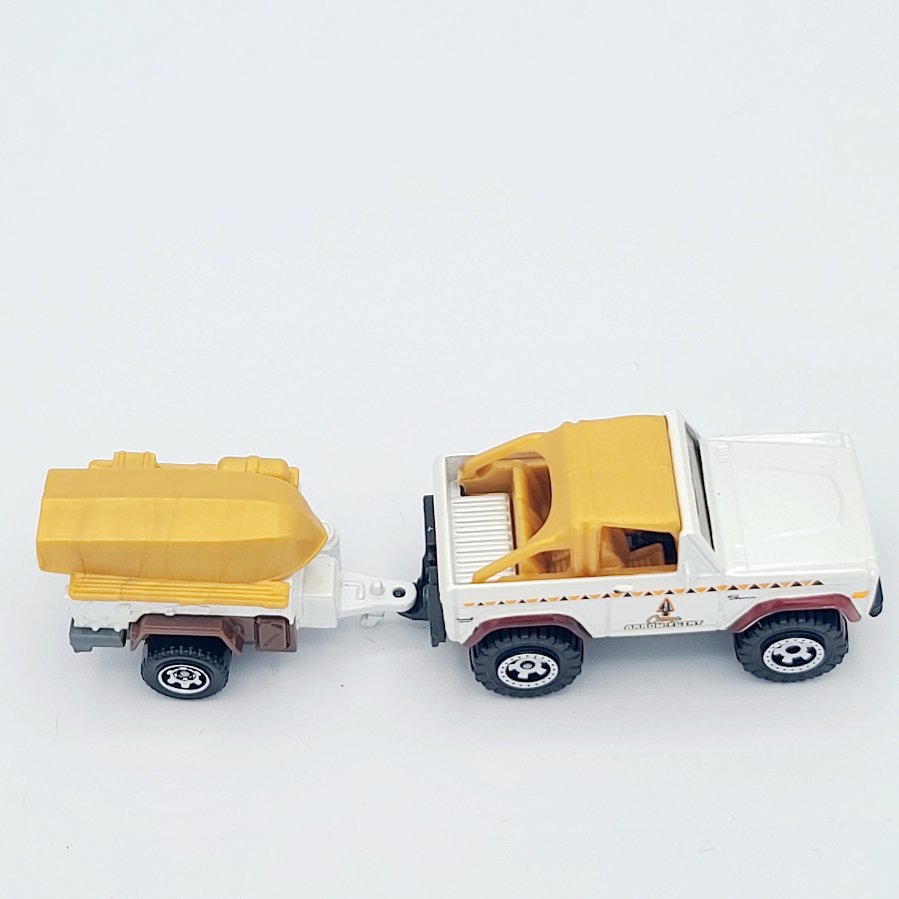Matchbox '72 Ford Bronco w/ Trailer Trawler "Camp Arrowflint" (2019 MBX 5 Pack Exclusive - MBX Wild)